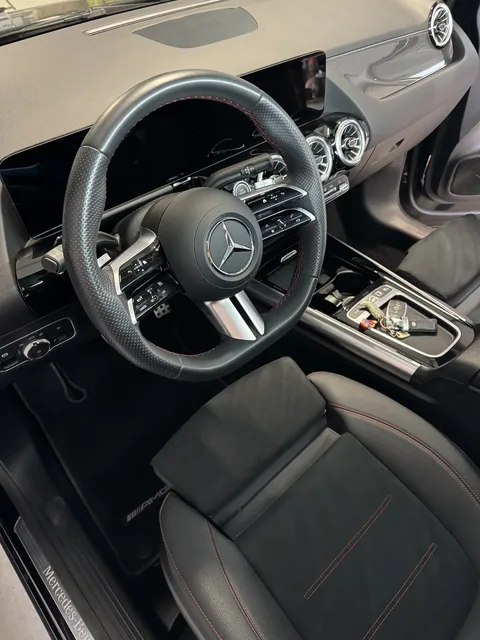Volant et intérieur cuir Mercedes Classe A nettoyés par Presticar esthétique automobile