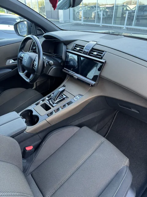 Intérieur DS 7 Crossback rénové avec sièges cuir nourris par Presticar